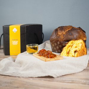 Panettone Mugnaga all'albicocca aromatizzata al passito del Dea Bakery Lab